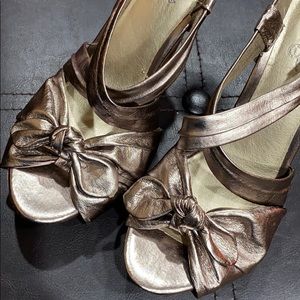 Seychelles Gold Bow Wedges 8.5